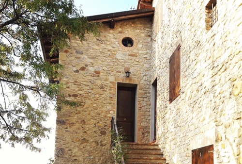 Agriturismo Ca’ Monduzzi - Potrebbe sembrare una romantica chiesetta appollaiata sui monti, invece è una azienda agrituristica ricavata da una stalla seicentesca sull' Appennino Modenese. Del resto in passato molti luoghi di lavoro ricalcavano la tipologia degli edifici sacri. Siamo a Cà Monduzzi, piccolo ristorante a tre navate, con campate coperte a botte e ritmate da colonne. L'altra impresa decisamente più impegnativa è rappresentata dall'ospitalità prestata nella seicentesca casa colonica ,un tempo appartenente alla curia di Montalbano, ristrutturata nel 1985 dalla ora proprietaria famiglia Righetti. La casa è immersa nel verde di prati, ciliegi e castagneti tutt'attorno. Qui l'ospitalità, i profumi e i sapori di una volta sono la quotidianità, per una vacanza nella natura o semplicemente per una tranquilla cenetta tra amici. Pro Loco Zocchese prolocozocca.it 