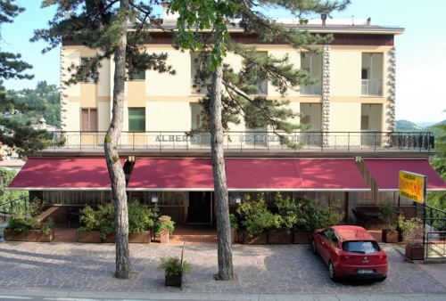 Albergo Ristorante Panoramic - L'Albergo è situato a 200 metri dal centro storico di Zocca, in una posizione veramente invidiabile grazie alla magnifica vista della vallata del fiume Panaro e dei monti circostanti , di cui si puo' godere dalle ampie vetrate. Tipicità, tradizione e fantasia. Queste sono in sintesi le caratteristiche del ristorante annesso all' hotel. Infatti Giovanna e il suo staff, che conducono i lavori in cucina propongono una gastronomia di qualità fatta di passione ed attenta cura nella scelta delle materie prime. Grande spazio ai prodotti locali, recupero di antiche ricette e rispetto della stagionalità delle preparazioni. Pro Loco Zocchese prolocozocca.it 