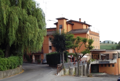 Albergo Ristorante Verucchia - Dal 1928 la Famiglia Giorgini gestisce il Ristorante, con cucina tipica emiliana e stagionale, Selvaggina, Tartufi, Funghi, ponendo particolare cura sulla qualità e genuinità dei prodotti utilizzati, continuando la tradizione delle sfoglie e della pasta fatte a mano con amore e maestria da Signore locali che si tramandano di generazione in generazione i segreti della buona e sana cucina. Le tre ampie sale da pranzo, possono adattarsi ad ogni tipo di evento culinario: Sala della Rosa, 100 posti; Saletta del camino, 50 posti; Salone, 250 posti. Dal 1959 è in funzione anche un Albergo, con diponibilità attuale di 25 posti letto, prenotabili nel periodo che va dal 15 giugno al 15 settembre. Un ampio parcheggio privato con 120 posti auto, completa il quadro dei servizi forniti dall'Hotel Ristorante Verucchia a tutti i Clienti. Pro Loco Zocchese prolocozocca.it 