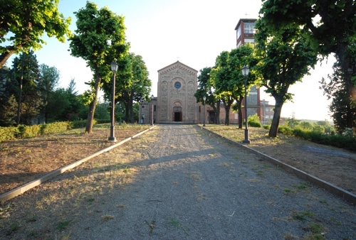 Ciano - Ciano è la frazione di Zocca più lontana dal capoluogo, circa 13 km; anche questo borgo, così come altre località del comune di Zocca, si è ingrandito e notevolmente sviluppato anche grazie all'aumento del transito sulla strada che lo attraversa, ma soprattutto grazie alla laboriosità della popolazione e della capacità di operare nel settore agricolo. A Ciano troviamo uve da tavola e pregiate uve da vino; intenso è pure l'allevamento del bestiame. Ciano, indicato anticamente con il nome di Cilano, risulta attestato per la prima volta nel 934 in una concessione di terre dell’abate di Nonantola. Nel secolo XII obbediva a propri valvassori sottoposti alla sovranità del comune di Modena, che lo fece fortificare. Il suo dominio passò sotto l'egida estese che lo aggregò alla podesteria di Montetortore e nel 1637 il marchese Francesco Montecuccoli lo sottopose alla podesteria di Guiglia, e i suoi discendenti continuarono a possederlo fino al 1797. La chiesa di san Lorenzo risale ai primi anni del ‘900: notevole è il suo organo recentemente restaurato. Di un certo interesse sono il nucleo rurale con oratorio settecentesco denominato 'I Boschi' e i ruderi delle mura castellane e l’oratorio del Castellaccio, località sede di insediamenti umani già dalla preistoria, come dimostra il fortuito ritrovamento nel 1993 di un piccolo frammento di ansa a corna falcate databile alla fase avanzata del Bronzo medio (BM3: dalla metà del sec. XV alla metà/fine del sec. XIV a. C.). Questo reperto è ora conservato presso il Museo Civico Archeologico Etnologico di Modena. In epoca medioevale, invece, sorgevano qui un castello, il Castrum Ciliani o Aliani, e probabilmente la chiesa dedicata a S. Margherita di Antiochia con l’annesso Campo dei morti, già citata nel 1291 nel libro delle decime imposte dalla S. Sede. Il castello fu poi compreso fra quelli che Bonifacio VIII, con il lodo del 1299, decretò che fossero restituiti dai Bolognesi ai Modenesi; i conflitti tuttavia continuarono e, a seguito del testamento del marchese Azzo d’Este del 1308, sembra venisse rioccupato dai Bolognesi. Nel 1336 gli Estensi riconquistarono Modena e l’anno dopo ricevettero la dedizione dei principali capi del Frignano; Montalto e Montetortore si sottomisero ai Modenesi insieme alle altre località del distretto plebano di Semelano e di Ciano solo nel 1338. L’ubicazione del castello di Ciano nella zona del confine assai instabile tra Bologna e Modena fece sì che, fino al secolo XVI, il territorio di Ciano fosse funestato da frequenti lotte e scorrerie di banditi. In seguito Ciano, entrato a far parte della podesteria di Montetortore, rimase con essa per lo più sotto il diretto controllo della Camera Ducale estense attraverso la figura di un podestà nominato dal duca; nel 1612, tuttavia, fu infeudato al conte Giovanni Maria Barbieri Fontana, che nell’anno 1629 fu investito anche del titolo di marchese di Montalbano. La famiglia Barbieri, originaria di Castelnuovo, era presente a Modena nei primi decenni del Cinquecento ed aveva raggiunto un’importante posizione sociale con il notaio Giovanni Maria che aveva ottenuto dal duca Alfonso d’Este la nobiltà modenese e si era unito in matrimonio con Teresa Fontana (discendente dai Fontana di Montetortore). Un nipote che portava lo stesso nome fu poi nominato erede dal prozio Lodovico Fontana, con l’obbligo di aggiungere il cognome e lo stemma dei Fontana. Giovanni Maria Barbieri Fontana, disponendo così di un consistente patrimonio e ben introdotto presso la corte estense, riuscì ad ottenere l’investitura della contea di Ciano dove possedeva beni derivanti dall’eredità Fontana per una rendita annua di 400 scudi. Nell’ambito di un piano teso a nobilitare ulteriormente la propria famiglia ed in accordo con il fratello don Crisostomo, allora monaco dell’Abbazia di San Pietro in Modena, si fece quindi promotore della costruzione di un’abbazia benedettina, dipendente da Modena, sui resti del castello di Ciano. È il caso di ricordare che l’oratorio, in occasione dei lavori di ricostruzione della chiesa parrocchiale di San Lorenzo (fine sec. XIX), ospitò provvisoriamente le celebrazioni religiose, mentre si utilizzò come canonica l’edificio cinquecentesco posto all’inizio della salita che conduceva al castello. Il Comune di Zocca, proprietario di questo complesso, ha di recente promosso il restauro di un antico dipinto ad olio su tela raffigurante San Benedetto, già collocato nell’oratorio ed ora visibile presso la Chiesa Parrocchiale di San Lorenzo in Ciano. Nel Castellaccio, che rappresenta quindi l’antico nucleo abitativo di Ciano, è da segnalare ancora una casa di abitazione databile al XVI secolo che presenta, nella parte più bassa coperta a capanna, un portale ad arco a tutto sesto in mattoni intonacati. Pro Loco Zocchese prolocozocca.it 