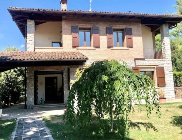 Le Vitterelle  Bed & Breakfast - Situato a Ciano, frazione di Zocca, l'appartamento Le Vitterelle, offre 3 camere da letto, 2 bagni, una cucina, un salone comune, giardino e terrazza. La biancheria da letto e gli asciugamani sono forniti dalla struttura e al mattino vi attende una colazione continentale. L'appartamento è interno ad una villa immersa nel verde delle prime colline modenesi. Pro Loco Zocchese prolocozocca.it 